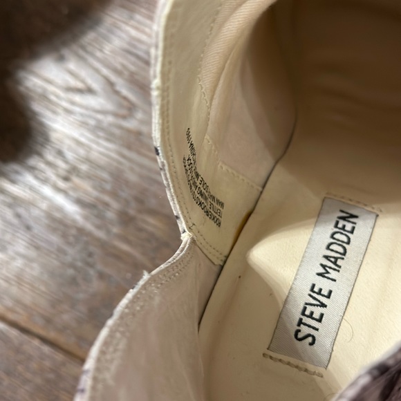 Size 9 snake skin Steve Madden ankle booties. So cute tk dress up your outfit ❤️ - Picture 4 of 5